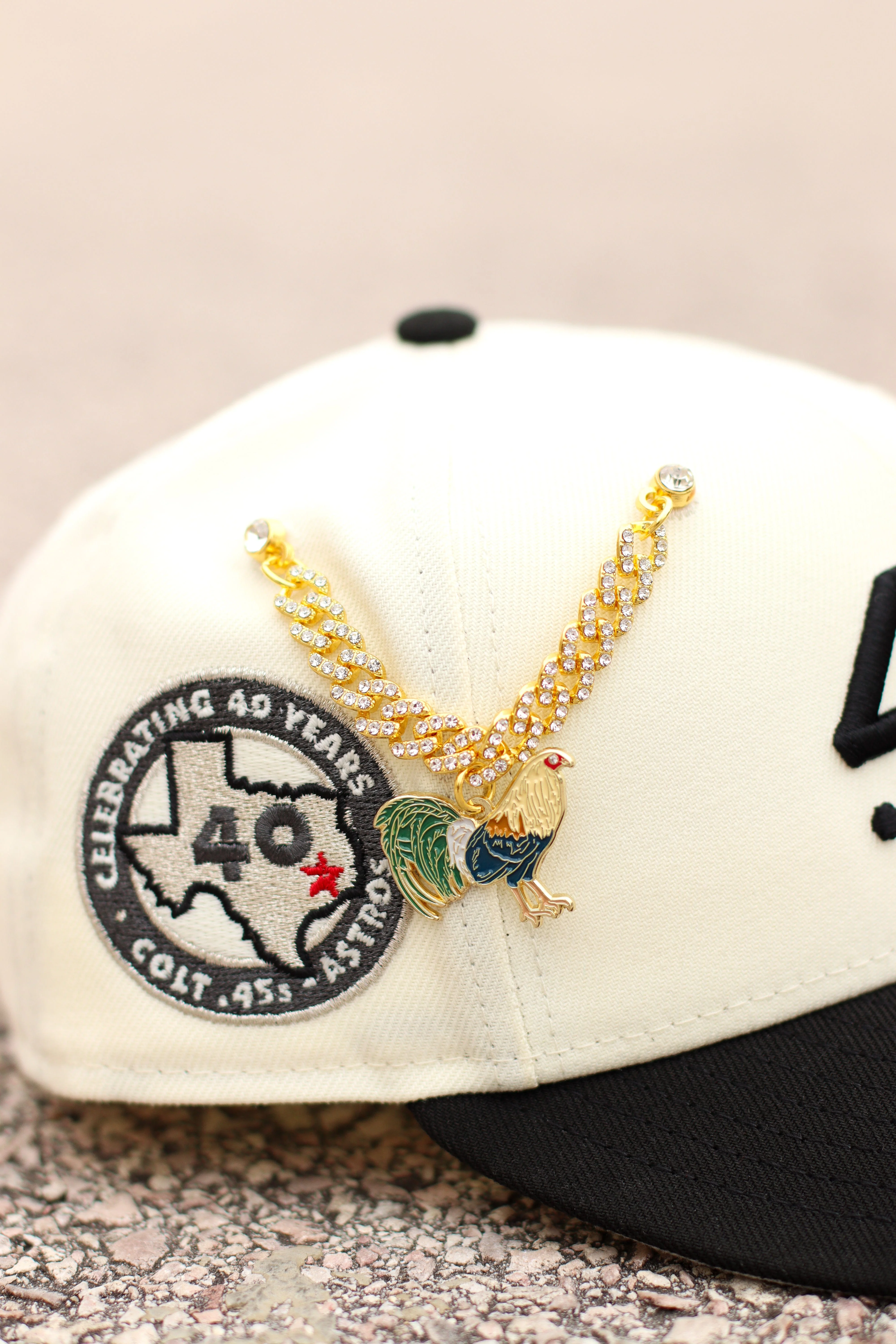 CHAIN (Gold Gallo) pin