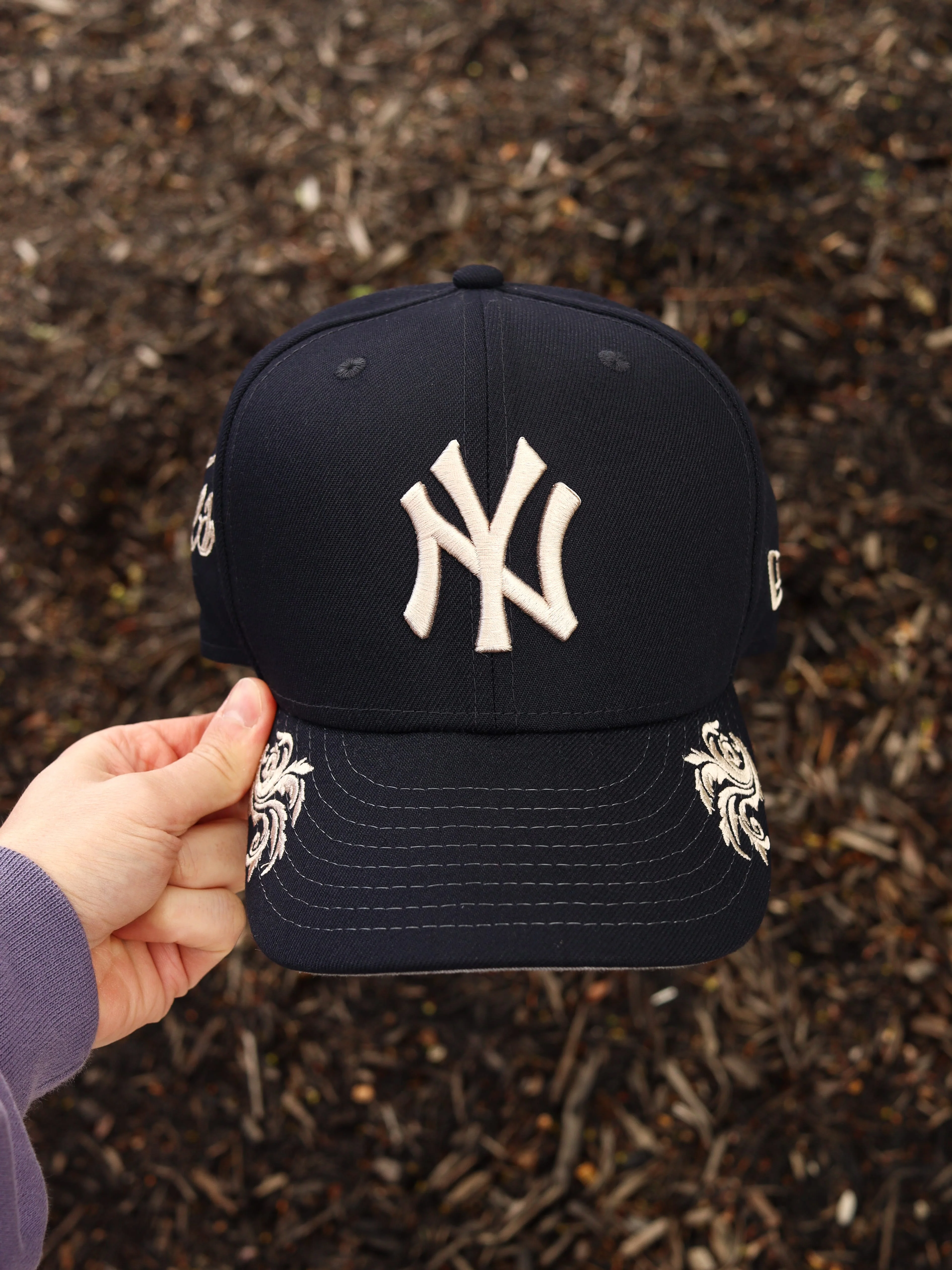 Navy Yankees floral - Image 2